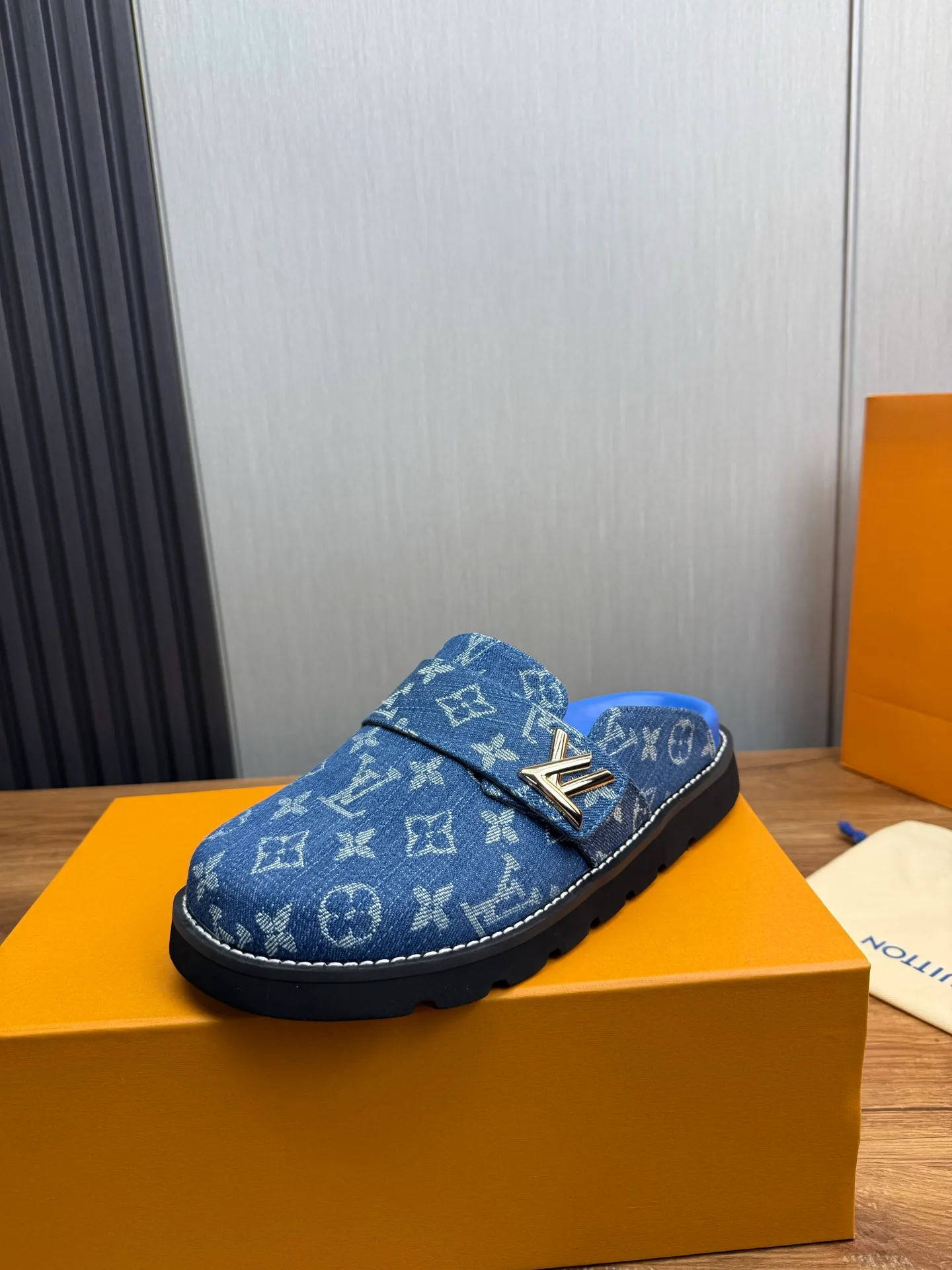 Men's shoes 💰420💰 Lv. hot selling men's slippers 🔥 🩴Official website one to one production 38-45 sizes 45 46 🉑️Customized!